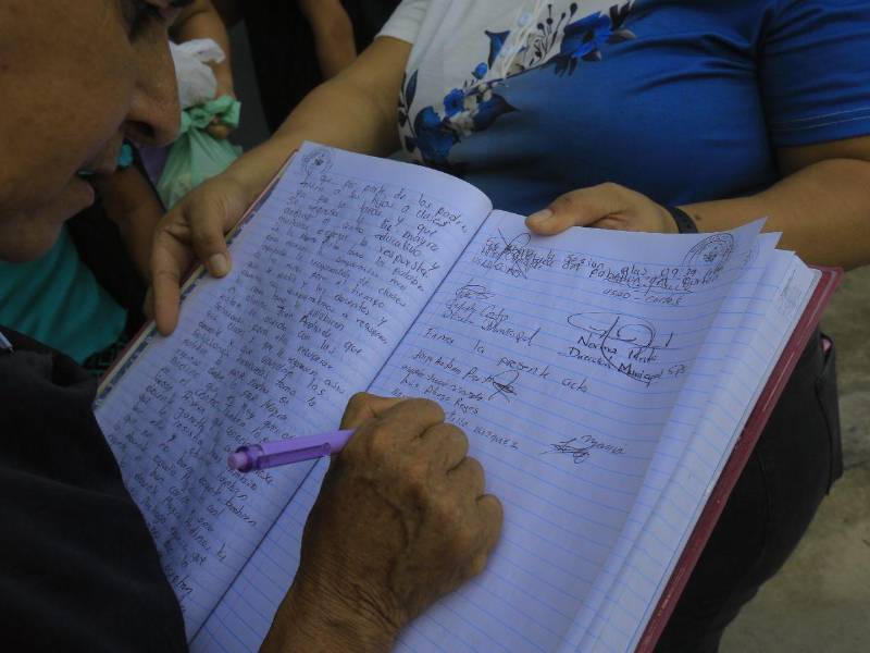 Los padres de familia permanecieron dentro de las instalaciones del centro educativo para respaldar a las maestras y exigir su permanencia en el centro educativo.