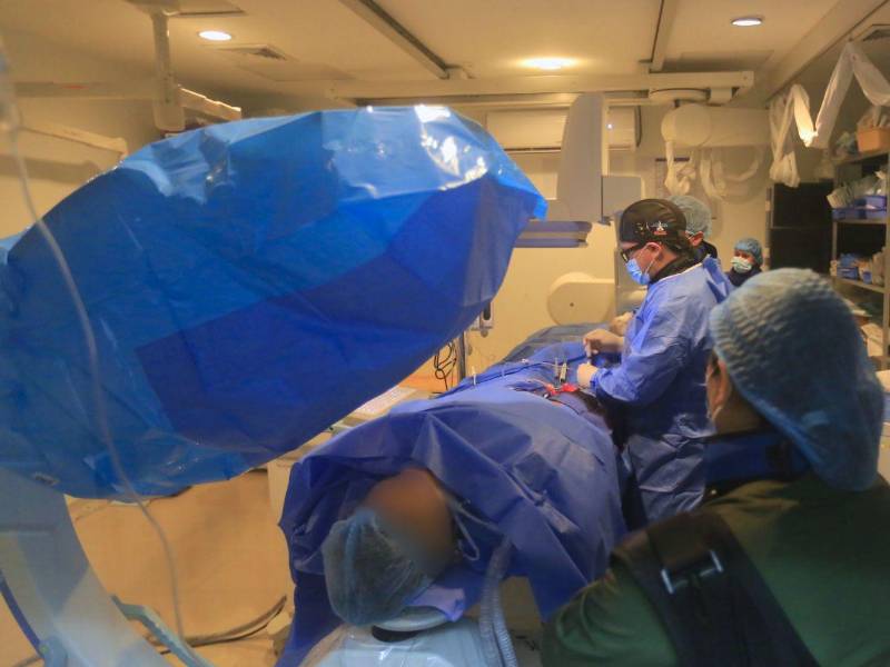 El equipo del hospital Mario Rivas realiza un procedimiento endovascular en la unidad de hemodinamia.