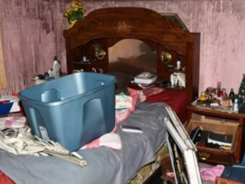 La policía reveló imágenes escalofriantes del interior de una casa donde una madrasta habría mantenido prisionero a su hijastro durante dos décadas. ¿Dondé ocurrió?