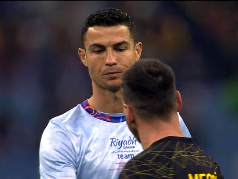 El saludo entre Cristiano Ronaldo y Lionel Messi fue en el minuto antes de que comenzara el partido.