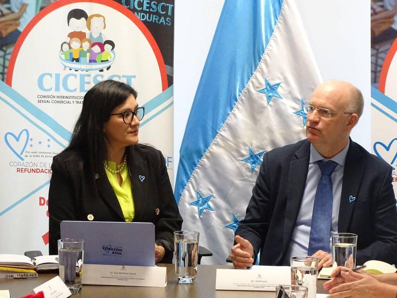 Sua Martínez, directora ejecutiva de la CICESCT, y <b>Bo Mathiasen</b>, director adjunto de Control de Drogas y Prevención del Delito.