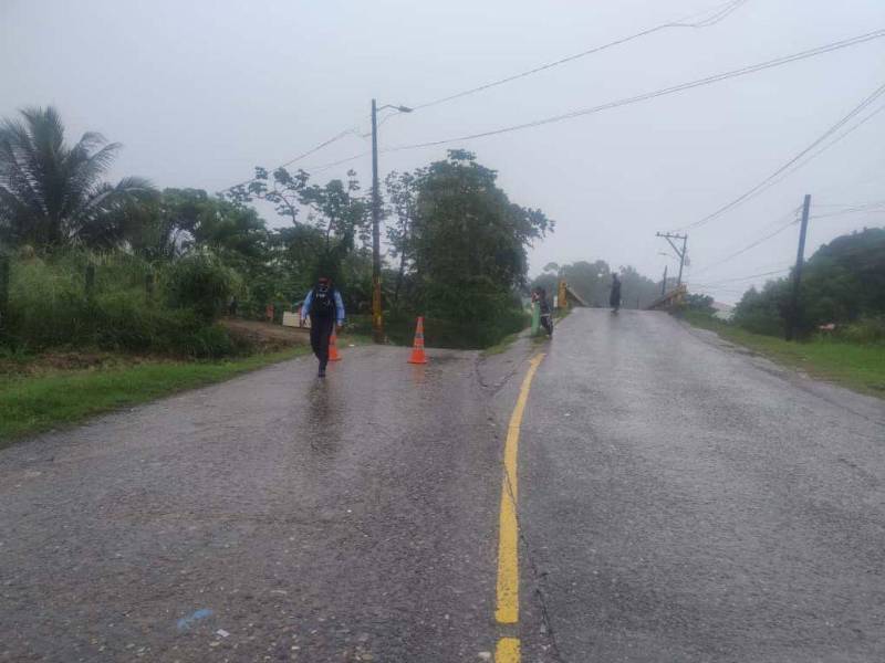Personal de los cuerpos de emergencia monitorean las quebradas en La Ceiba.