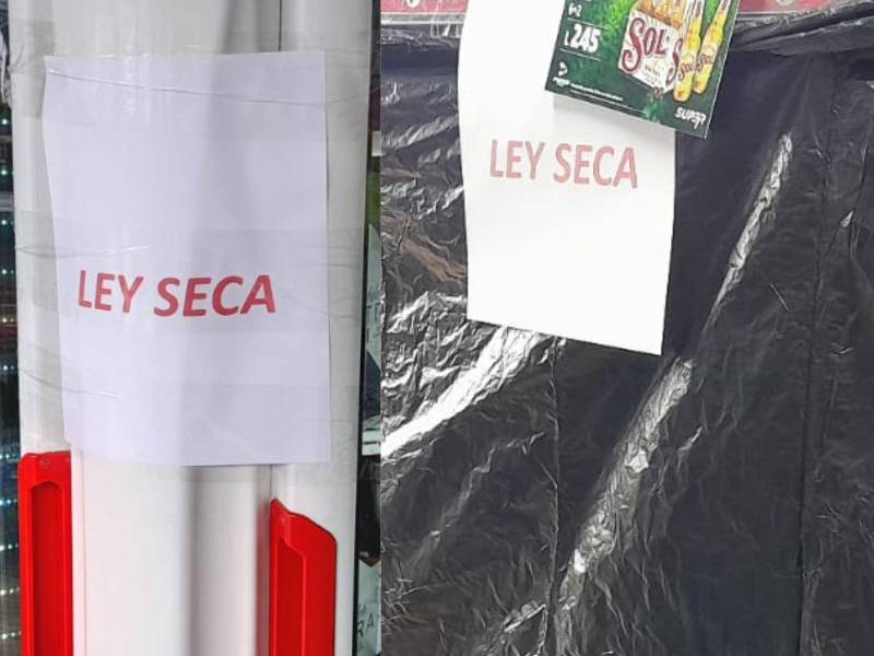 Vista de varios rótulos que informan sobre la Ley Seca con motivos de Semana Santa.