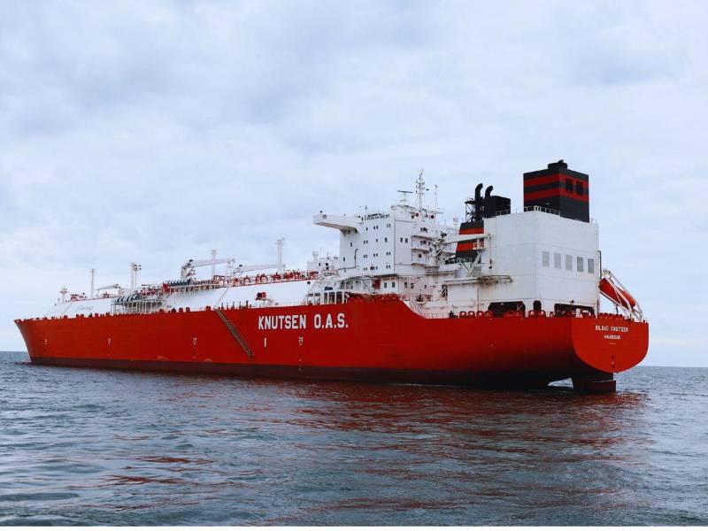 El buque Bilbao Knutsen fondeado en la terminal de GNL de Puerto Cortés, listo para operar.