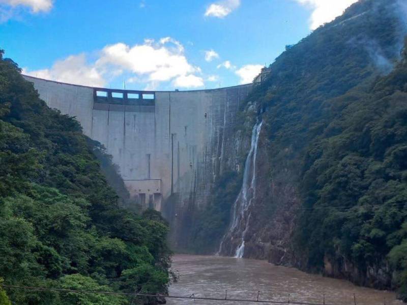 Fotografía de la Central Hidroeléctrica Francisco Morazán “El Cajón”