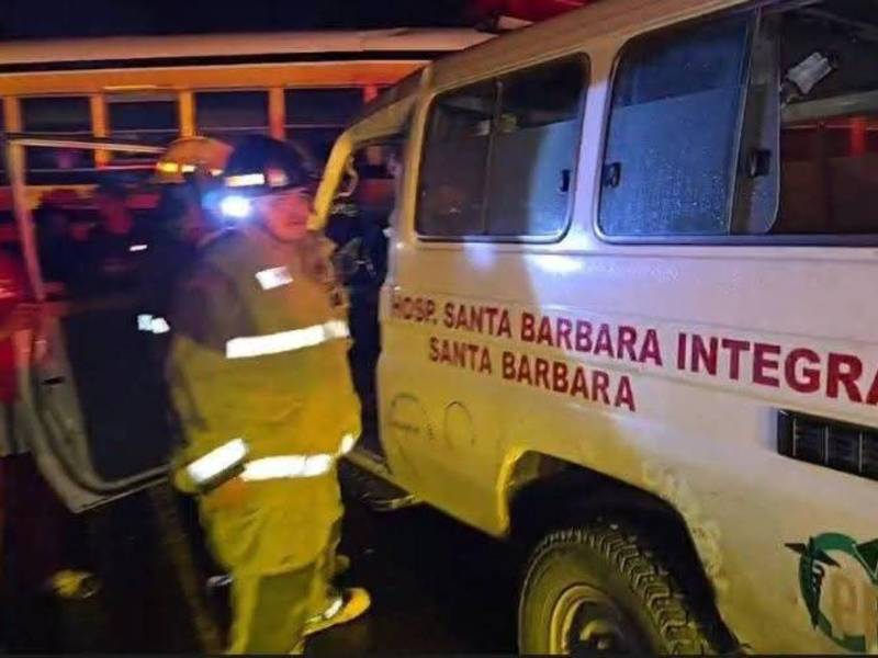 Elementos del Cuerpo de Bomberos auxiliaron al conductor de la ambulancia y a la paramédica que trasladaban al paciente que murió tras el impacto con el autobús.