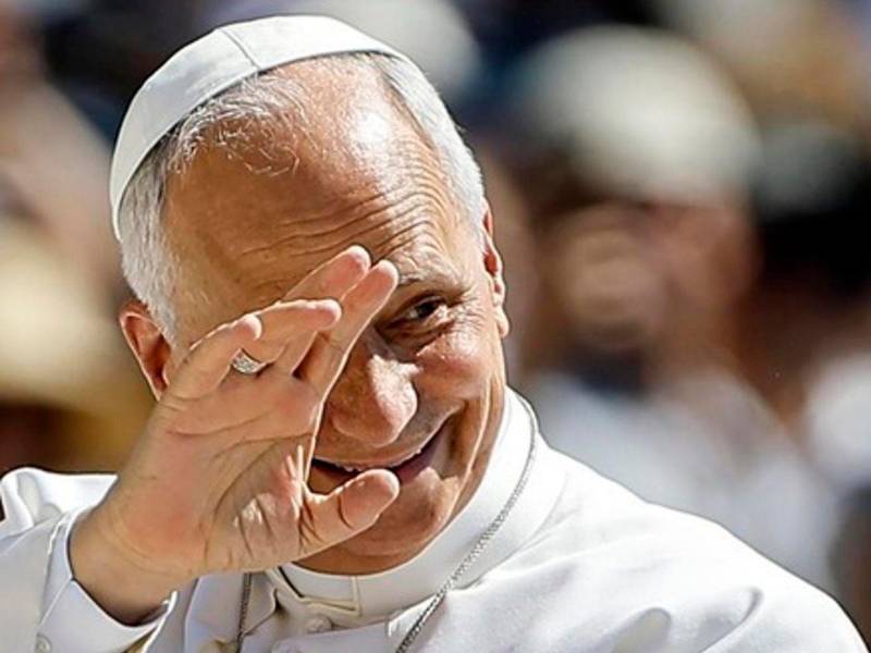 El papa León XIV en la plaza de San Pedro del Vaticano.