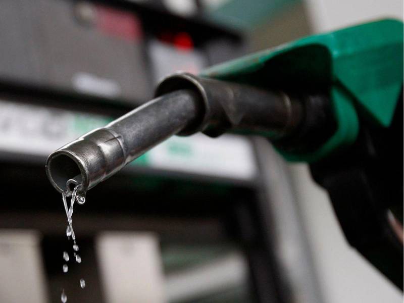 Una manguera de combustible en una estación de servicio hondureña.