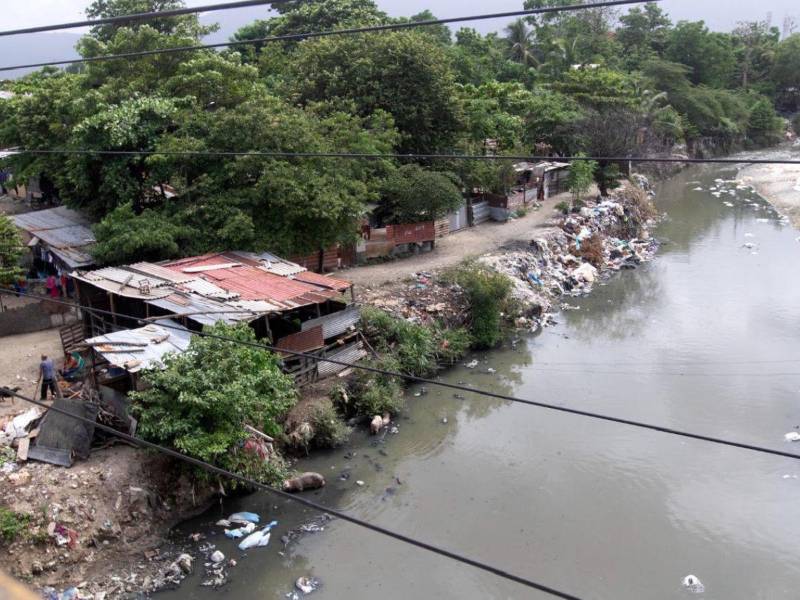 La contaminación de los rios es grande porque se convierten el cloacas ante la falta de tratamiento de las aguas.
