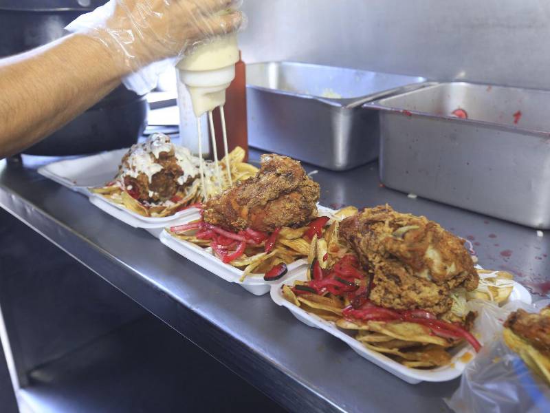 Una buena porción de pollo, acompañada de sus respectivas tajadas de guineo verde, repollo, encurtidos y salsas, son una combinación que conquista a los comensales.