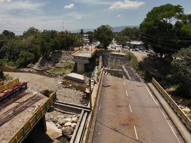 Hubo cambios en el diseño original y eso implica el despeje de cables de alta tensión para poder usar las grúas e hincar los pilotes.