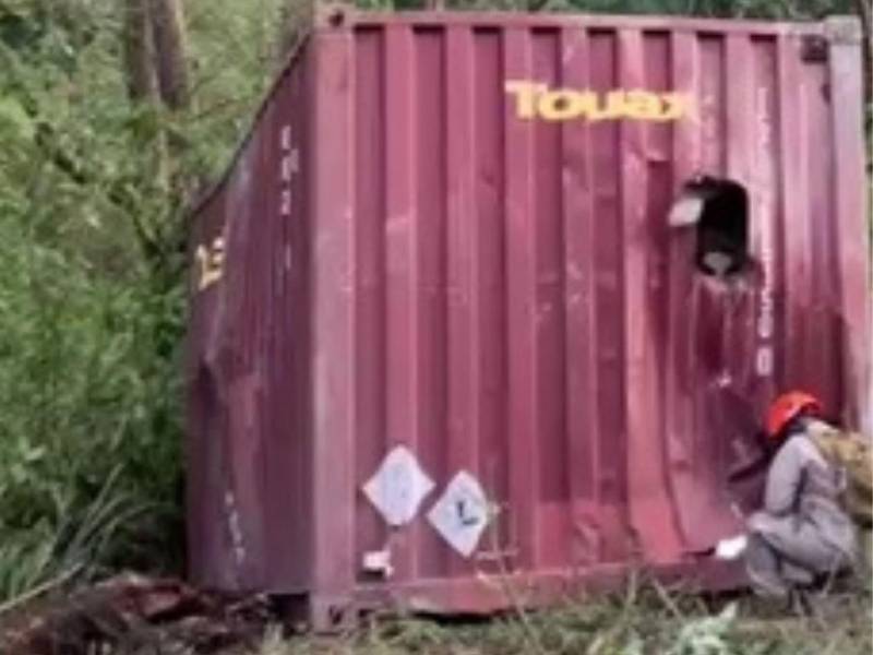 En el lugar ya se encuentran equipos del Cuerpo de Bomberos y personal especializado realizando labores de aseguramiento y evaluación para proteger la salud de la población.