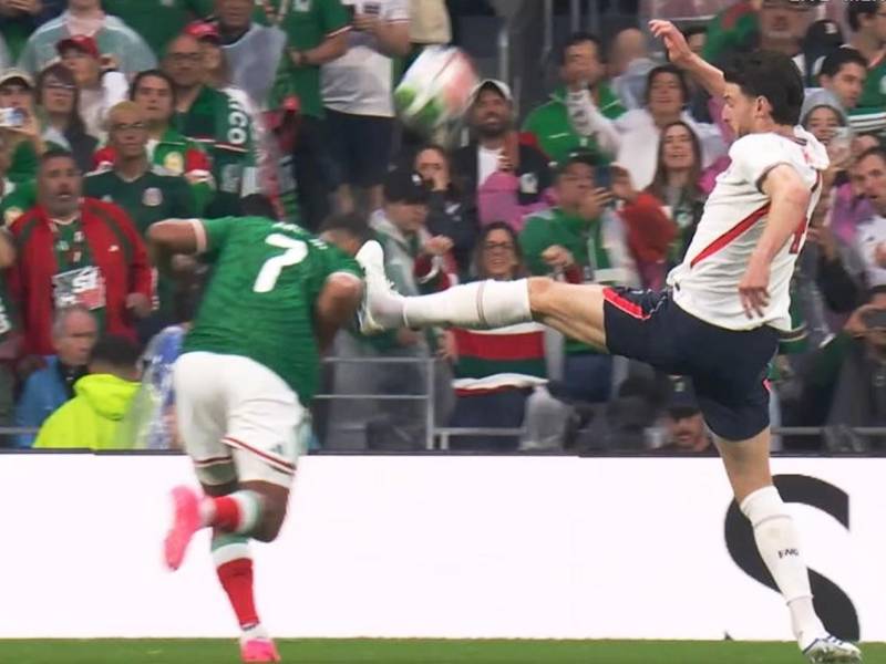 Así fue la patada de Declan Rice al rostro de Luis Romo en el primer minuto del partido.