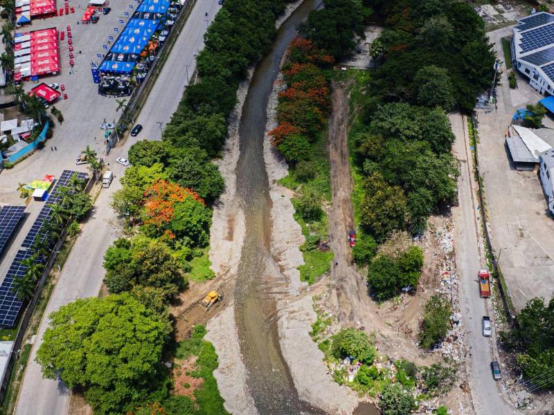 Maquinaria de la Municipalidad de San Pedro Sula se encuentra trabajando en la zona para evitar que el bulevar del norte se congestione debido al cierre de la avenida Junior.