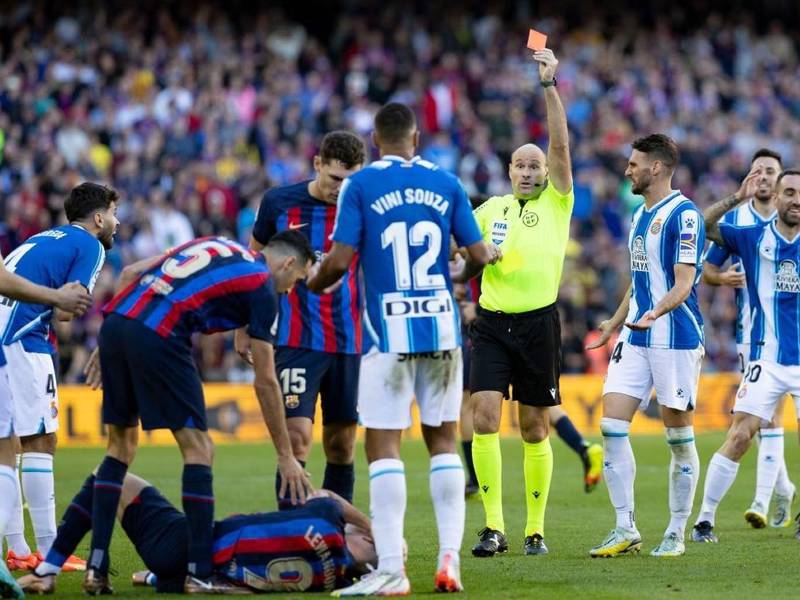 El árbitro Mateu Lahoz le muestra la tarjeta roja al centrocampista brasileño Vinícius Souza del Espanyol.