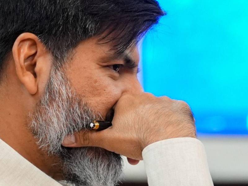 Johel Zelaya mantuvo una actitud altiva y desafiante ante la comisión especial nombrada para enjuiciarlo.