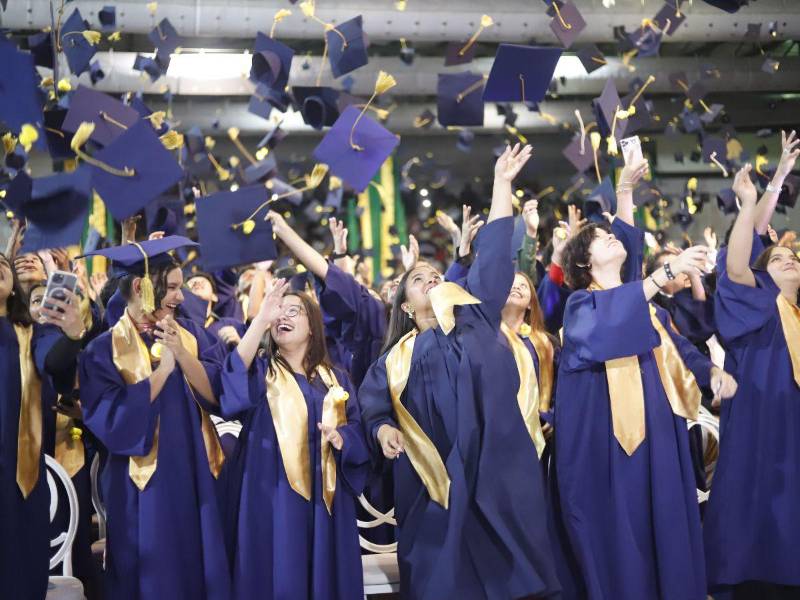 Los graduandos recibieron felices el diploma que les permitirá iniciar su camino laborar y otros emprenderán.