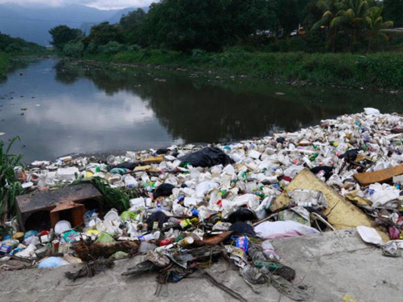 Todo tipo de desechos se acumulan en los canales que cruzan la ciudad y siempre que llueve ocurre la misma situación.