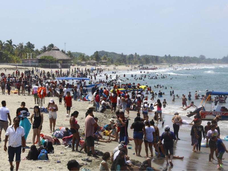 Veraneantes en playas hondureñas.