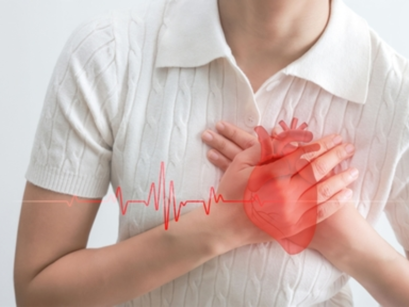La menopausia eleva el riesgo cardiovascular: colesterol, presión y grasa abdominal aumentan, exigiendo prevención.