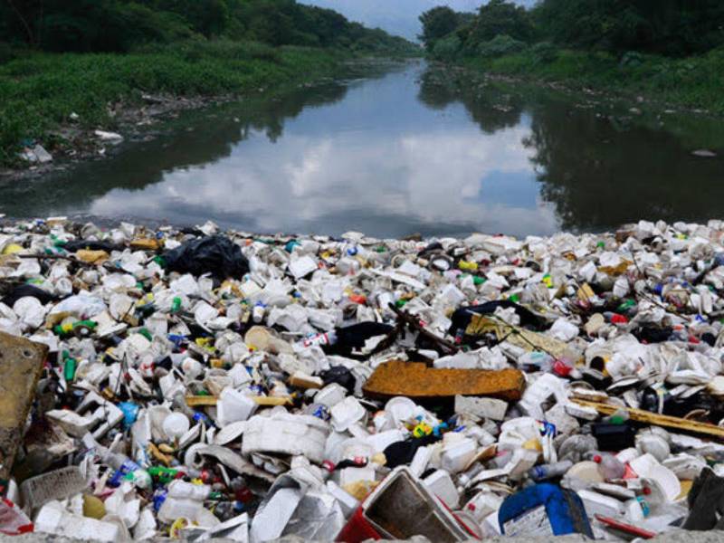 Una lluvia de minutos inundó de basura el vado El Limonar por donde pasa el Rio Bermejo.