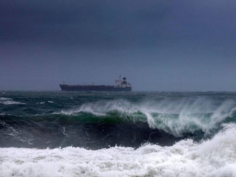 Fuerte oleaje en Salina Cruz en Oaxaca (México).