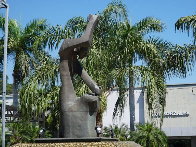 Escultura El Forjador en la CCIC, símbolo del trabajo y el desarrollo económico.