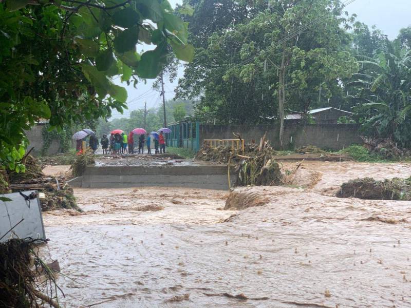 La tormenta Sara, la última que afectó Honduras, dejó a su paso en noviembre de 2024 más de 1,000 milímetros de lluvia en tres días, inundando vastas zonas del litoral Atlántico y marcando una de las emergencias más severas del país en los cuatro últimos años.