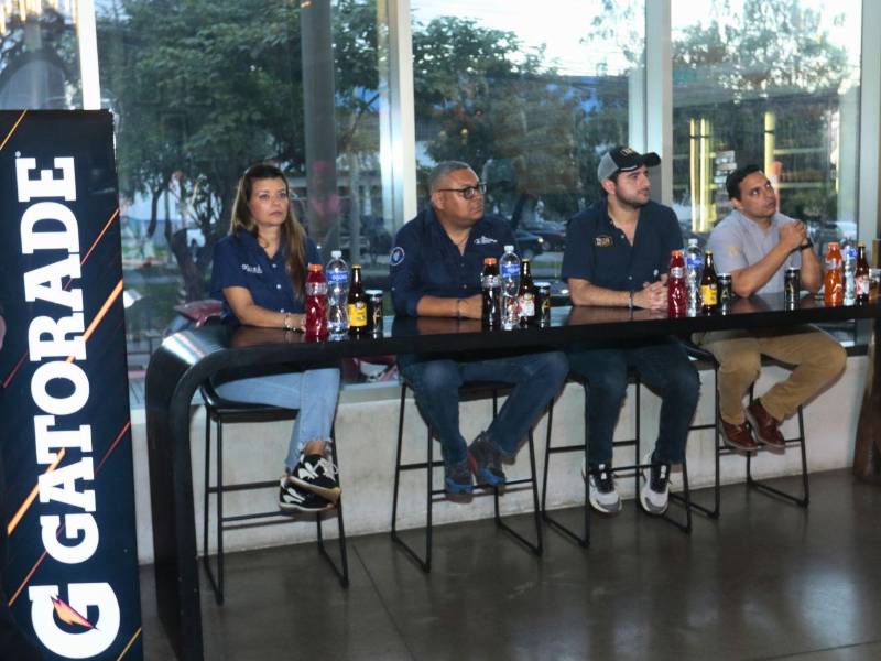 Los patrocinadores del Gatorade Challenge Utila: Patricia Wilson, de Aguazul; Jesús Reyes, de Galaxy Wave; Juan Carlos Fajardo, de Cervecería La20; y Efraín Flores, de Adrenalina Rush, estuvieron presentes en el lanzamiento de la competencia.