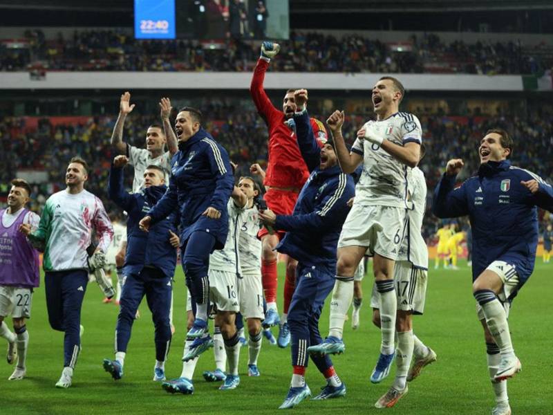 Jugadores de Italia festejaron con su afición el pase a la Euro.