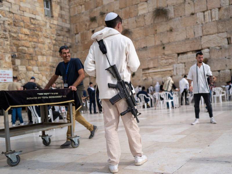 Es común ver soldados fuera de servicio armados en Israel. En el Muro de los Lamentos.