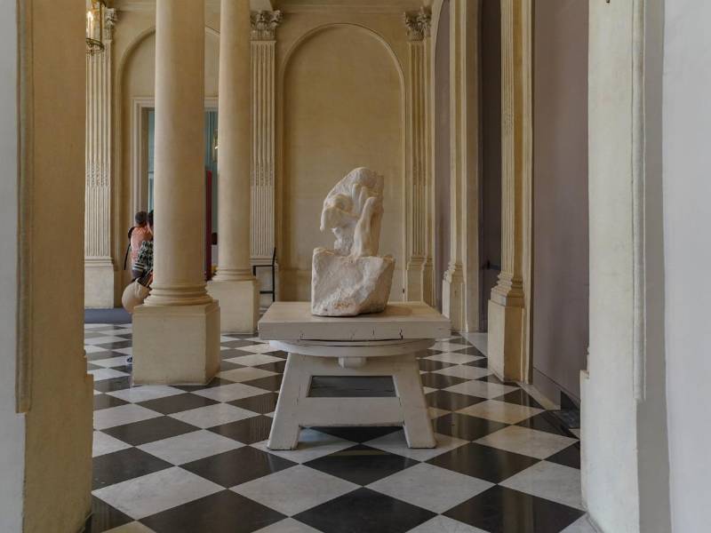 Imagen referencial de una escultura expuesta en un museo en París, Francia.