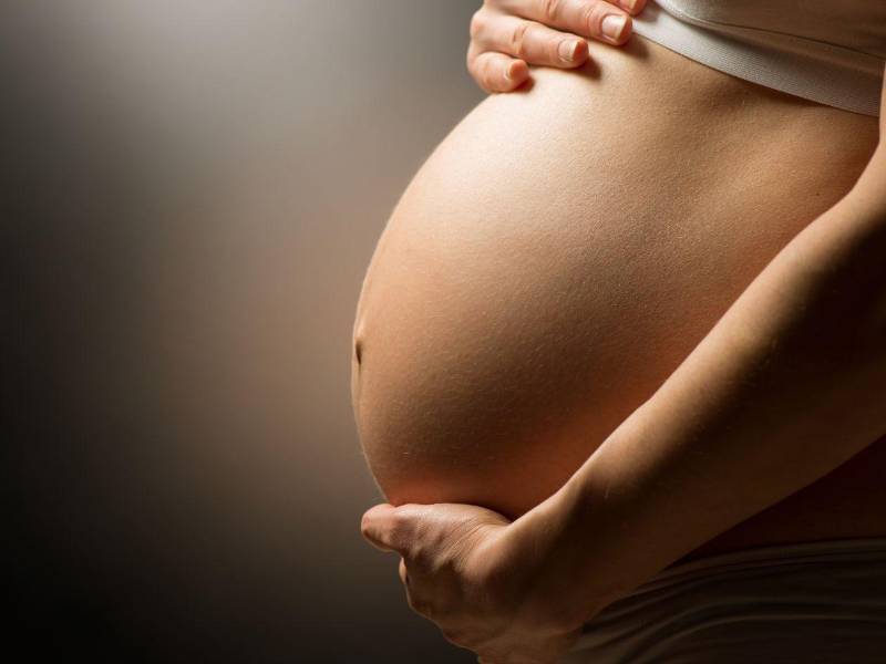 Los recién nacidos son los más vulnerables a esta enfermedad totalmente prevenible con la vacunación. Su mayor protección proviene de las vacunas que se le colocan a su madre al momento del embarazo, es por ello que se dirigen los llamados a ellas.