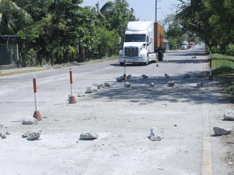 Los conductores que se dirijan hacia Puerto Cortés deben extremar precauciones, ya que en Río Nance, en Choloma, se están realizando trabajos de reparación en un tramo de la carretera.