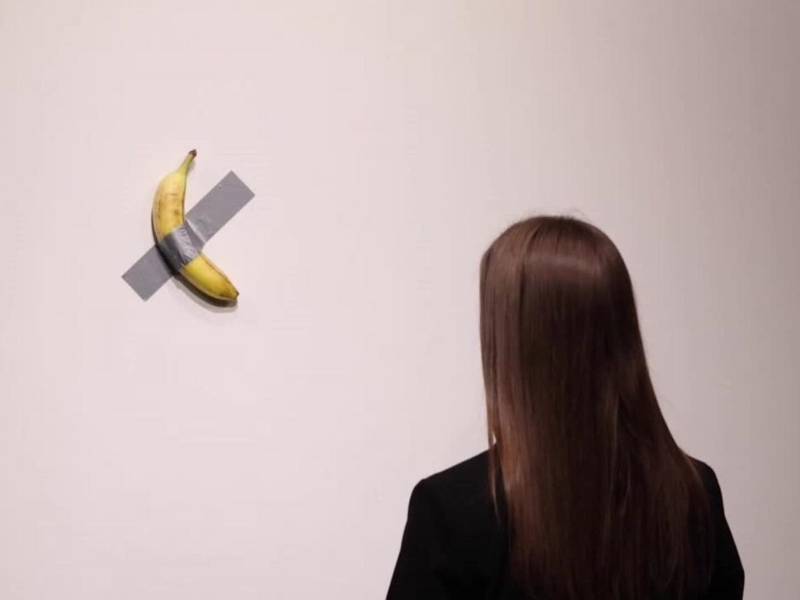 Esta es la obra hecha por Maurizio Cattelan, conocido por sus polémicas obras conceptuales.