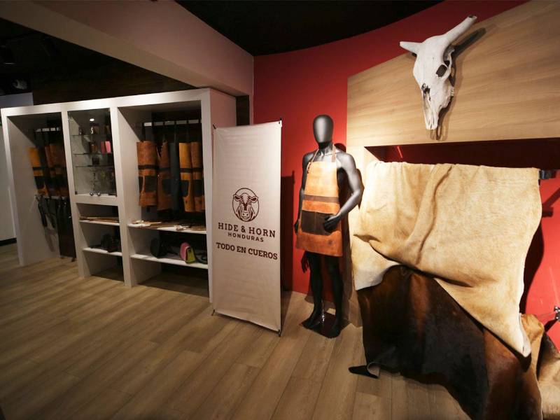 Exclusivos accesorios de cuero y madera para realzar la experiencia de la parrilla.