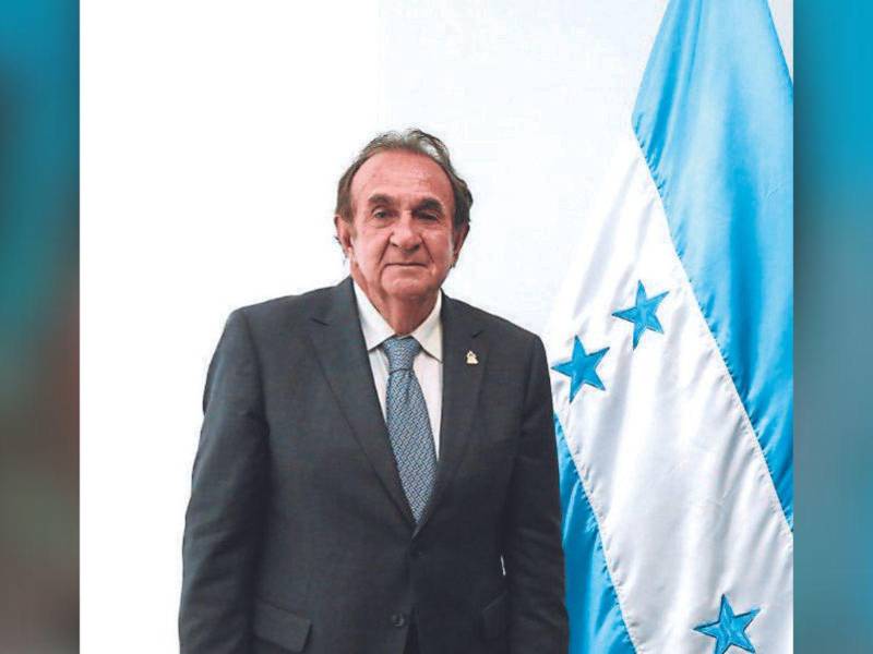 Turcios quedó en el cargo de Edmundo Orellana.