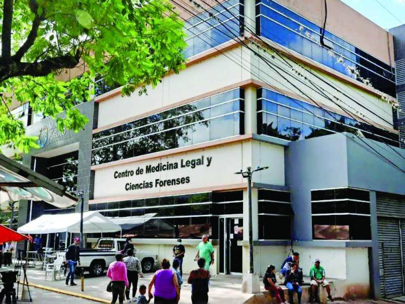 Los cuerpos que fueron encontrados en el interior de una vivienda los trasladaron a la morgue capitalina.