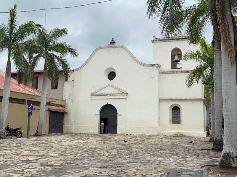 La iglesia San Francisco de Asís está en proceso de remodelación, con trabajos en el interior que incluyen el cambio de techos, gradas y diversas mejoras estructurales.