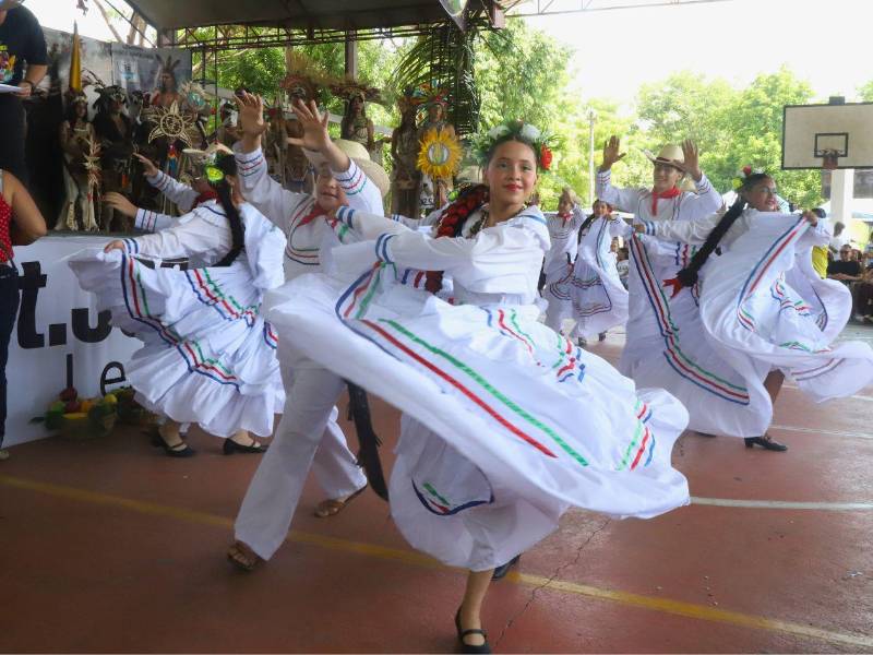 El grupo de danza folclórica Yac Pax del Instituto JTR se presentó con una destacada actuación durante el V Festival Folclórico Internacional.