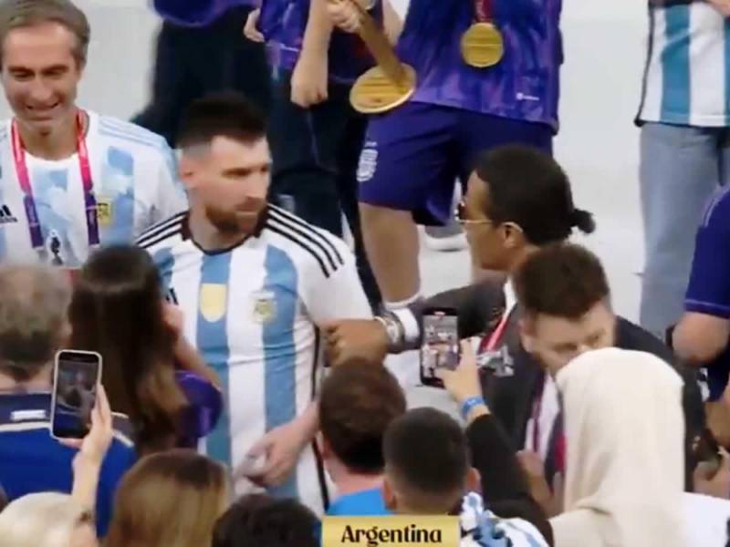 El famoso chef e influencer turco Salt Bae, dueño de una lujosa cadena de restaurantes, se coló en la celebración de Argentina por ganar el Mundial de Qatar 2022 en la cancha del estadio Lusail, donde se robó el show, hizo enojar a Lionel Messi y la FIFA ha recibido críticas por su culpa.