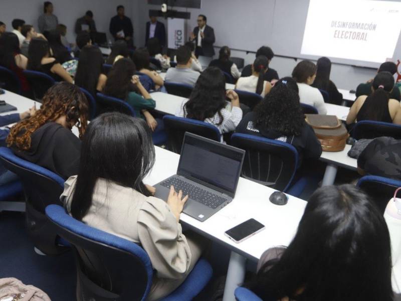 La alfabetización mediática tiene como objetivo empoderar a los ciudadanos con herramientas digitales para combatir la desinformación.