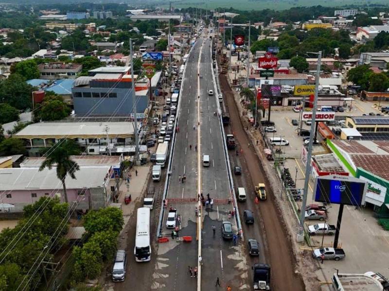 El intercambiador es de dos niveles: el puente tiene cuatro carriles, dos de ida y dos de retorno.