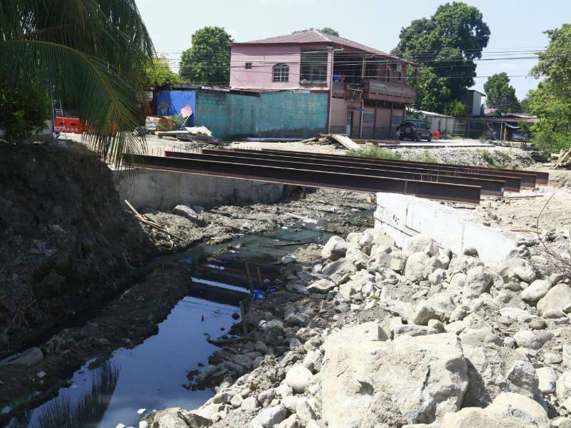 En distintos sectores de San Pedro Sula, decenas de casas fueron levantadas a pocos metros de ríos y quebradas contaminadas, una realidad que afecta la calidad de vida de sus habitantes.