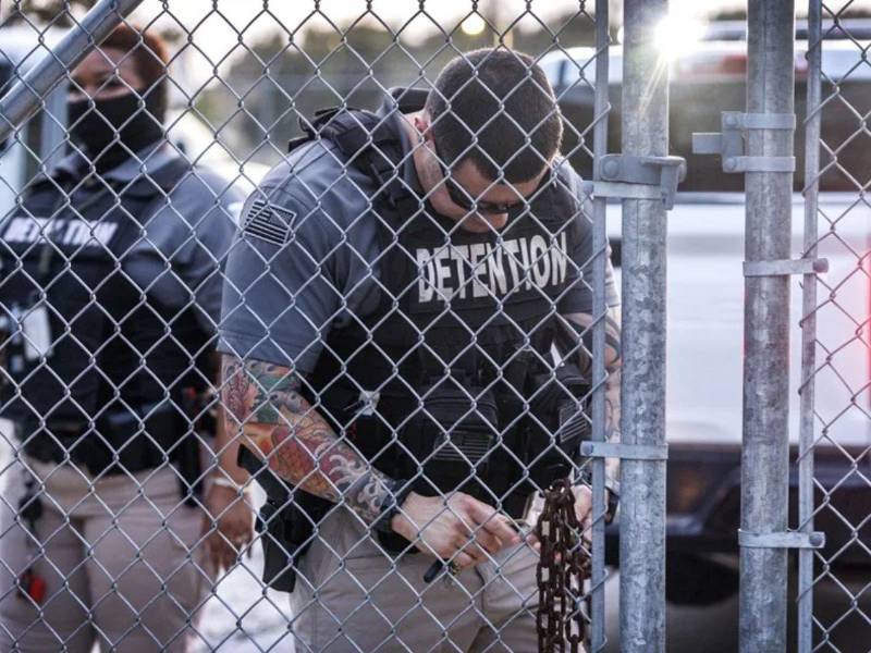 Arizona y el Departamento de Seguridad Nacional (DHS) acordaron frenar la apertura de un centro de detención para migrantes en Surprise hasta completar un estudio de impacto ambiental.