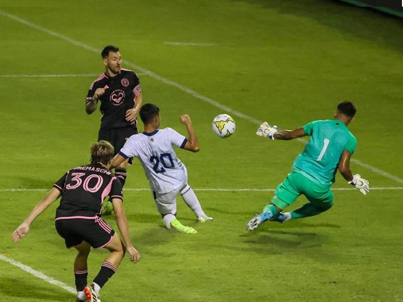 Messi se topó con el buen accionar del portero de El Salvador, Mario González.