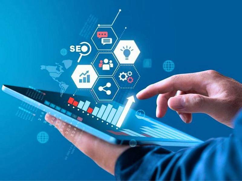 El CRM moderno es un asistente comercial que integra con WhatsApp, redes sociales, formularios web y con inteligencia artificial.