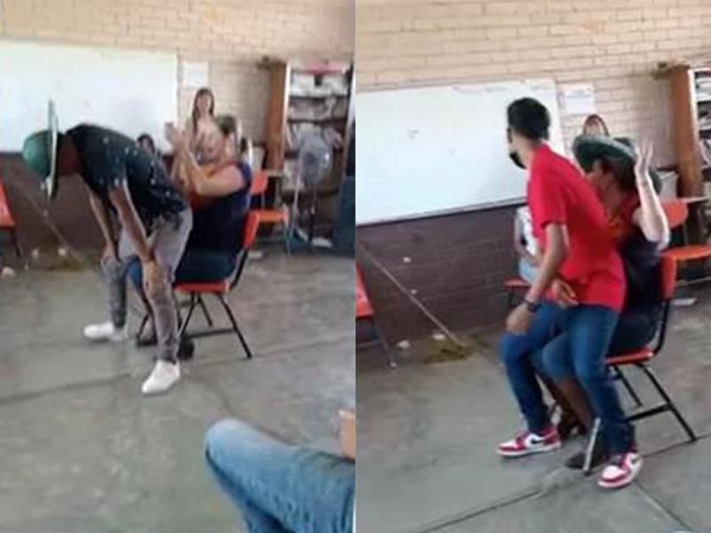 Momento cuando los alumnos están bailando con la maestra.