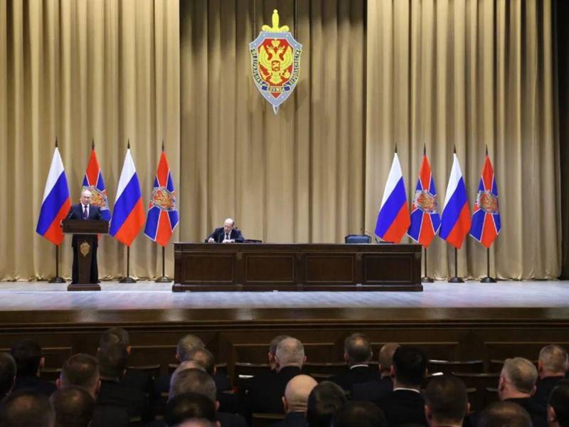 El presidente ruso, Vladímir Putin, pronuncia su discurso mientras el director del Servicio Federal de Seguridad de Rusia (FSB).