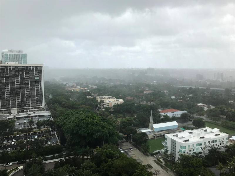 Vista del cielo nublado en la ciudad de Miami, Florida (EE.UU.). Imagen de archivo. EFE/ Ana Mengotti.